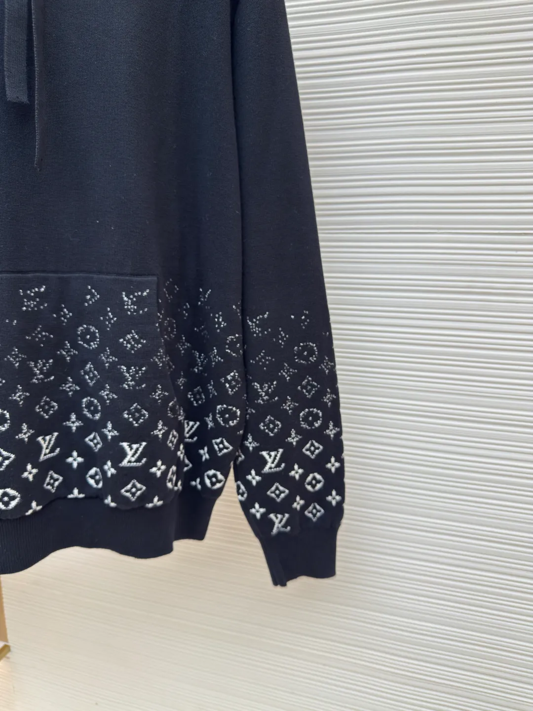 LOUIS VUITTON Gradient presbyopic woolen hoodie ●Authentic product: Purchased and developed for 12500 ●Item number: 1680492-B40 ●Fabric: combed cotton fabric ●Technology: Gradient woolen fabric ●Version: Fitted version ●Weight: about 770 grams ●Size: XS-S-M-L ●Description: The yarn is made of 2/32 100% combed cotton, woven on a Shima Seiki horizontal machine imported from Japan. The colors are dyed as they are. In order to replicate the Y version 100% of the size, number and gradient of each color, it is difficult for weavers to disassemble and restore the pattern. It is quite large. Even if the code is slightly loose, the gradient effect cannot be achieved by hand. It is very difficult to start the pattern. The fabric piece is prone to holes and defective products. The front pocket fabric piece is hand-sewn with a needle to restore the flower positioning. The sewing plate is artificially stitched with a disc. The edge is manually picked and trimmed. Special lotion is added in the back to make the feel closer to the original. The overall wiring is straight and delicate, the fabric is comfortable and soft, and the color is consistent without color difference. It can be matched with the same style to create a fashionable look and control various occasions. Customized accessories, complete with three standards, same style for men and women!